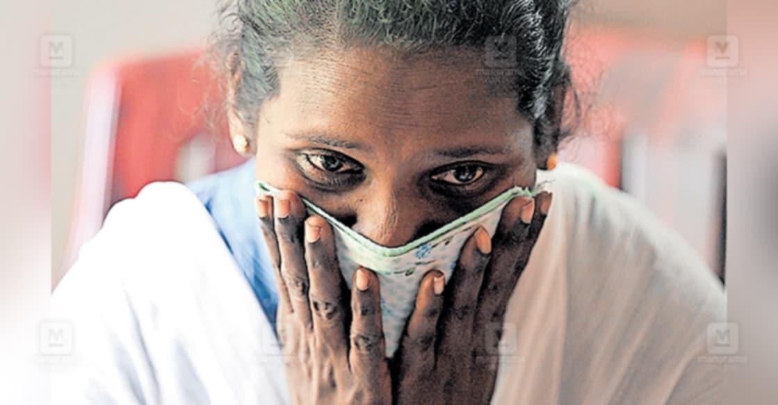 bindhu-crying മോഷണക്കുറ്റം ആരോപിച്ചു പൊലീസ് അധിക്ഷേപിച്ച ബിന്ദു വിതുമ്പുന്നു. ചിത്രം: മനോരമ