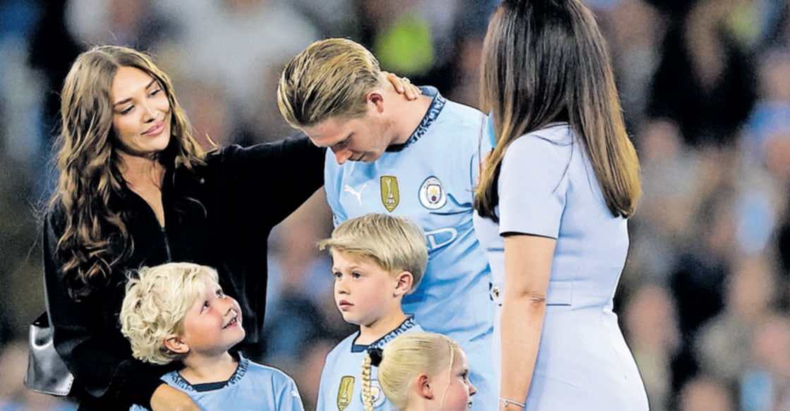 kevin-de-bruyne-with-family ഇത്തിഹാദ് സ്റ്റേഡിയത്തിലെ യാത്രയയപ്പു ചടങ്ങിൽ കെവിൻ ഡിബ്രുയ്നെ ഭാര്യ മിഷേലിനും മക്കൾക്കുമൊപ്പം.