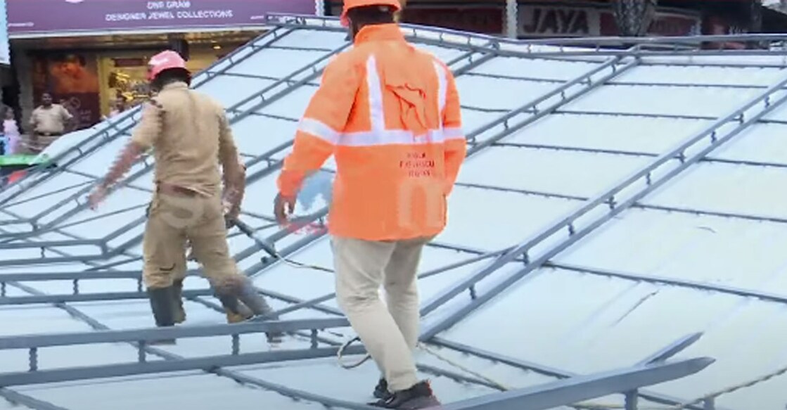 കനത്ത മഴ : തൃശൂരിൽ നാലുനില കെട്ടിടത്തിനു മുകളിൽനിന്ന് ഇരുമ്പ് മേൽക്കൂര കാറ്റത്ത് റോഡിലേക്ക് വീണു; ഗതാഗതക്കുരുക്ക്