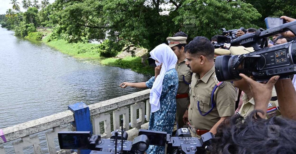 police-examination-aluva-child-murder മൂന്നര വയസ്സുകാരിയെ കൊലപ്പെടുത്തിയ പ്രതിയുമായി പൊലീസ് തെളിവെടുപ്പ് നടത്തുന്നു (Photo: Manorama)