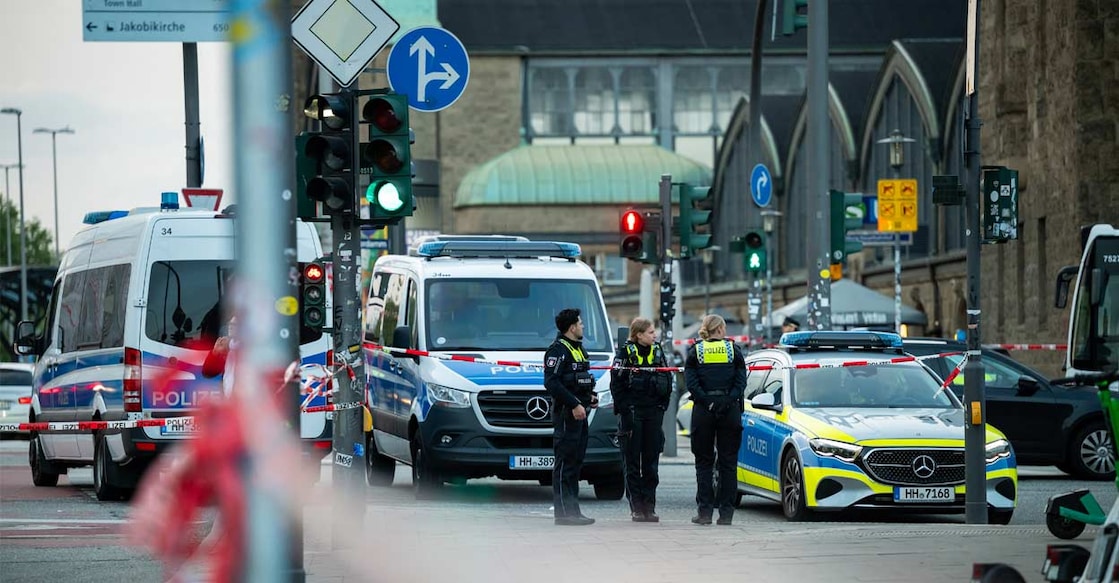 stabbing-at-hamburg-railway-station ജർമനിയിൽ കത്തിയാക്രമണം നടന്ന ഹാംബുർഗ് സെൻട്രൽ റെയിൽവേ സ്റ്റേഷനിലെത്തിയ പൊലീസ്. (Photo by Jonas Walzberg / AFP)