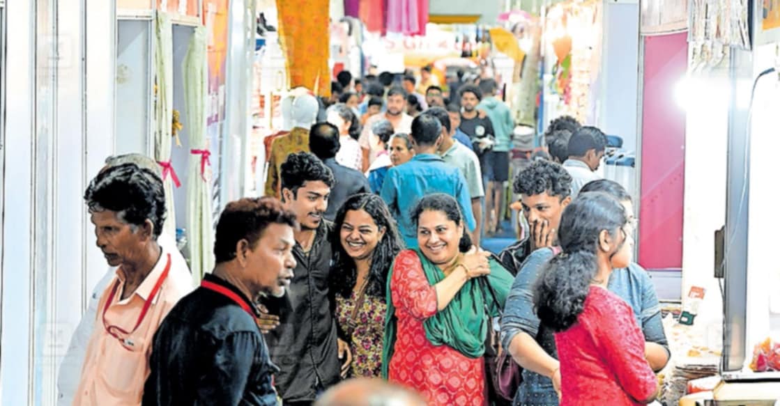vanitha-max-exhibition കോട്ടയം നാഗമ്പടം മൈതാനത്തു നടക്കുന്ന വനിതാ മാക്സ് ഷോപ്പിങ് മേളയിലെ തിരക്ക്. ചിത്രം: മനോരമ