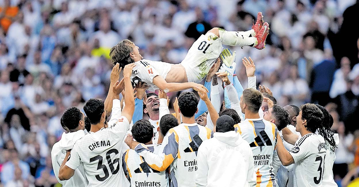 ആരാധകരോടു ബൈ പറഞ്ഞ് മോഡ്രിച്ച്, ആഞ്ചലോട്ടി; സാന്തിയാഗോ ബെർണബ്യൂവിൽ വികാരനിർഭര യാത്രയയപ്പ്!