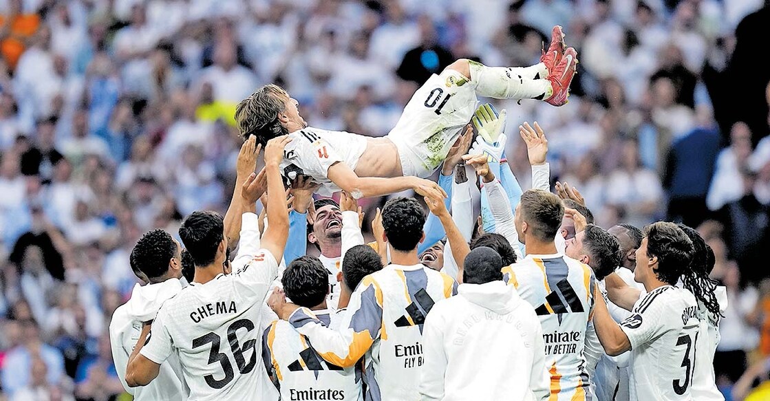 ലൂക്ക മോഡ്രിച്ചിനെ എടുത്തുയർത്തുന്ന റയൽ ടീമംഗങ്ങൾ.