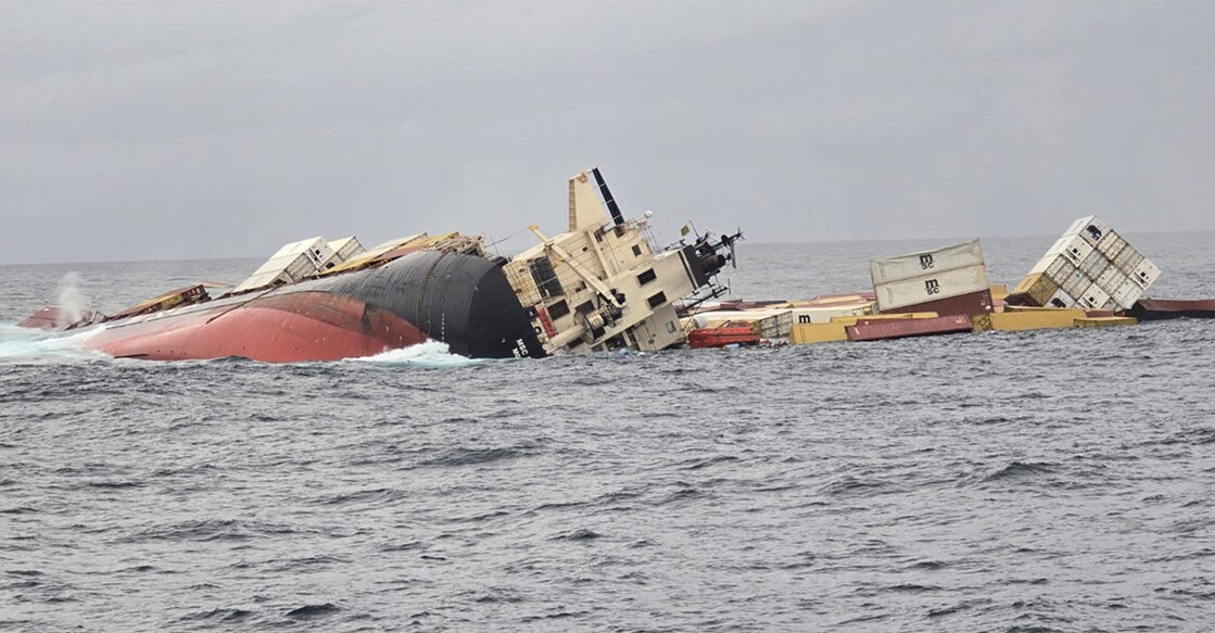 msc-elsa-3-drown-kochi കൊച്ചിയിൽനിന്ന് 70 കിലോമീറ്റർ അകലെ അപകടത്തിൽപെട്ട എംഎസ്സി എൽസ 3 ചരക്കുകപ്പൽ കടലിൽ മുങ്ങിയ നിലയിൽ. (Visual from INS SUJATA/Indian Navy)