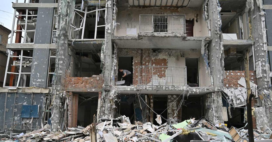 russia-attack-ukraine യുക്രെയ്നിൽ റഷ്യയുടെ കനത്ത മിസൈൽ ആക്രമണത്തിൽ തകർന്ന കെട്ടിടം (Photo by Sergei SUPINSKY / AFP)