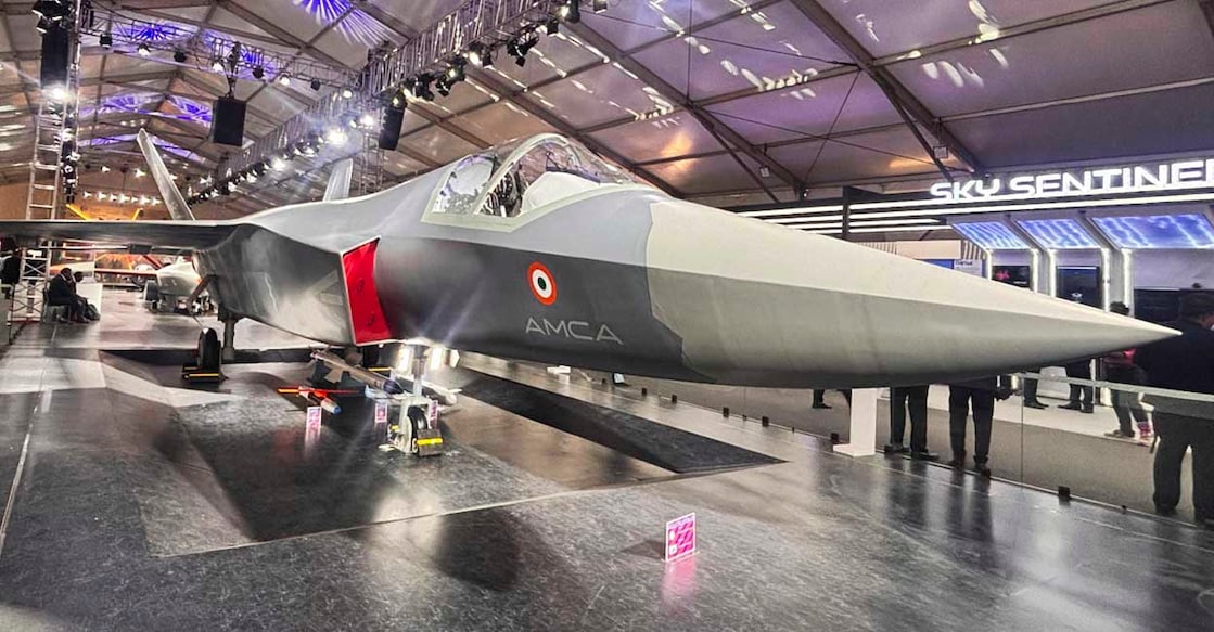 AMCA Fighter jet എഎംസിഎ യുദ്ധവിമാനത്തിന്റെ മാതൃക. (@SpokespersonMoD via PTI Photo)