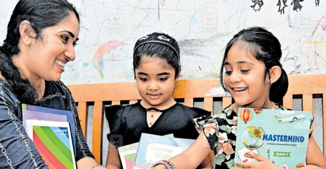 niva-and-niya-school നിമ മിത്രയും നിയ മാൻവിയും അമ്മ ഷിൽനയോടൊപ്പം കണ്ണൂർ പൊടിക്കുണ്ടിലെ വീട്ടിൽ. ചിത്രം: സമീർ എ. ഹമീദ്/ മനോരമ