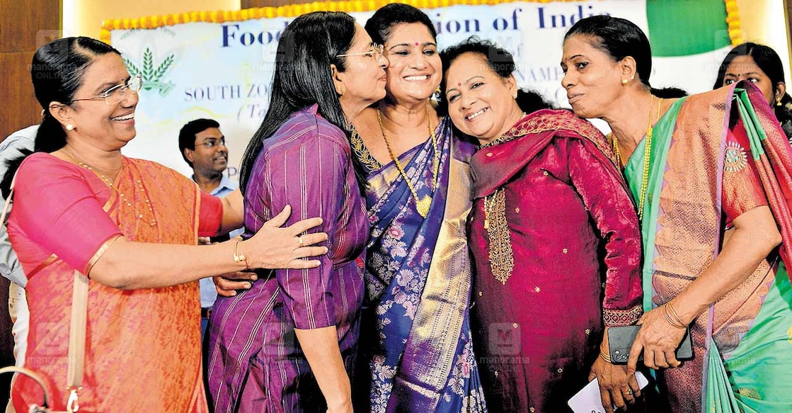 shiny-wilson-farewell ചെന്നൈയിൽ നടന്ന യാത്രയയപ്പ് ചടങ്ങിനിടെ ഷൈനി വിൽസൺ മുൻ രാജ്യാന്തര താരങ്ങളായ മോളി ചാക്കോ, എം.ഡി.വൽസമ്മ, പത്മിനി തോമസ്, കെ.സി.റോസക്കുട്ടി എന്നിവർക്കൊപ്പം. ചിത്രം: മനോരമ