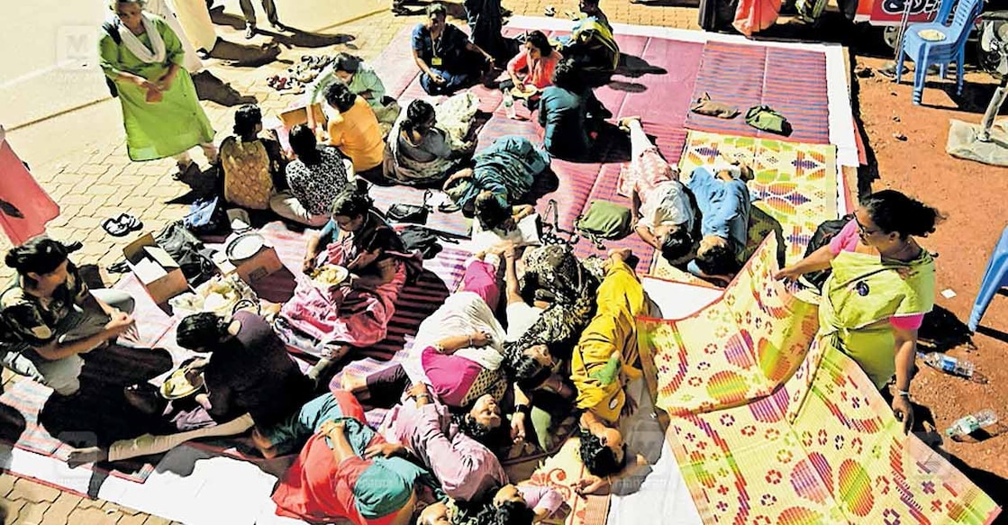 asha-workers-strike തെരുവാണ് അഭയം... കാസർകോട്ടുനിന്ന് ആരംഭിച്ച ആശാ പ്രവർത്തകരുടെ രാപകൽ സമരയാത്ര ഇന്നലെ രാത്രി കാഞ്ഞങ്ങാട് മാന്തോപ്പ് മൈതാനിയിൽ എത്തിയപ്പോൾ തെരുവിൽ പായ
വിരിച്ച് ഉറങ്ങാനുള്ള സമരക്കാരുടെ ശ്രമം. ചിത്രം:
അഭിജിത്ത് രവി / മനോരമ