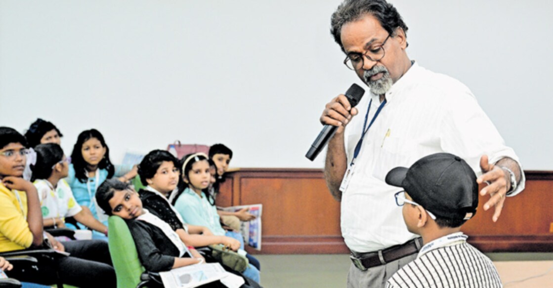 hortus-kottayam ‘ഹോർത്തൂസ് മലയാളം പാഠശാല’യിൽ മലയാളഭാഷയെക്കുറിച്ച് മലയാള മനോരമ അസോഷ്യേറ്റ് എഡിറ്റർ പി.ജെ.ജോഷ്വ ക്ലാസ് നയിക്കുന്നു.