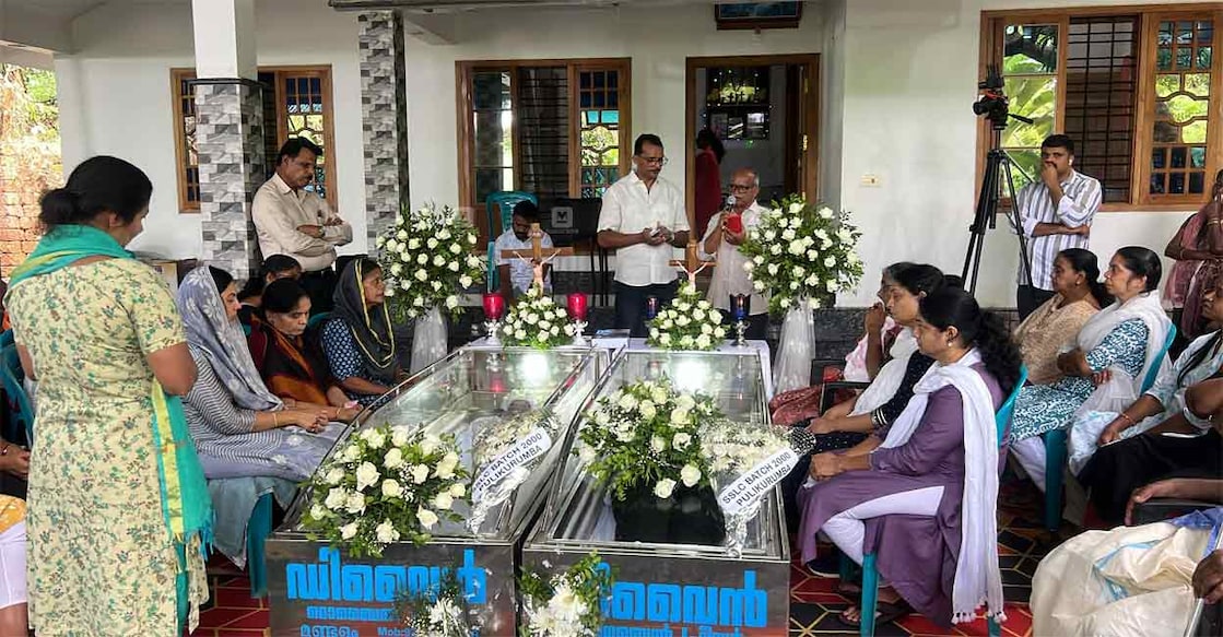 couple-murder കുവൈത്തിൽ മരിച്ച നിലയിൽ കണ്ടെത്തിയ ദമ്പതികളുടെ മൃതദേഹം ശ്രീകണ്ഠപുരത്തെ വീട്ടിൽ എത്തിച്ചപ്പോൾ. ചിത്രം∙മനോരമ.
