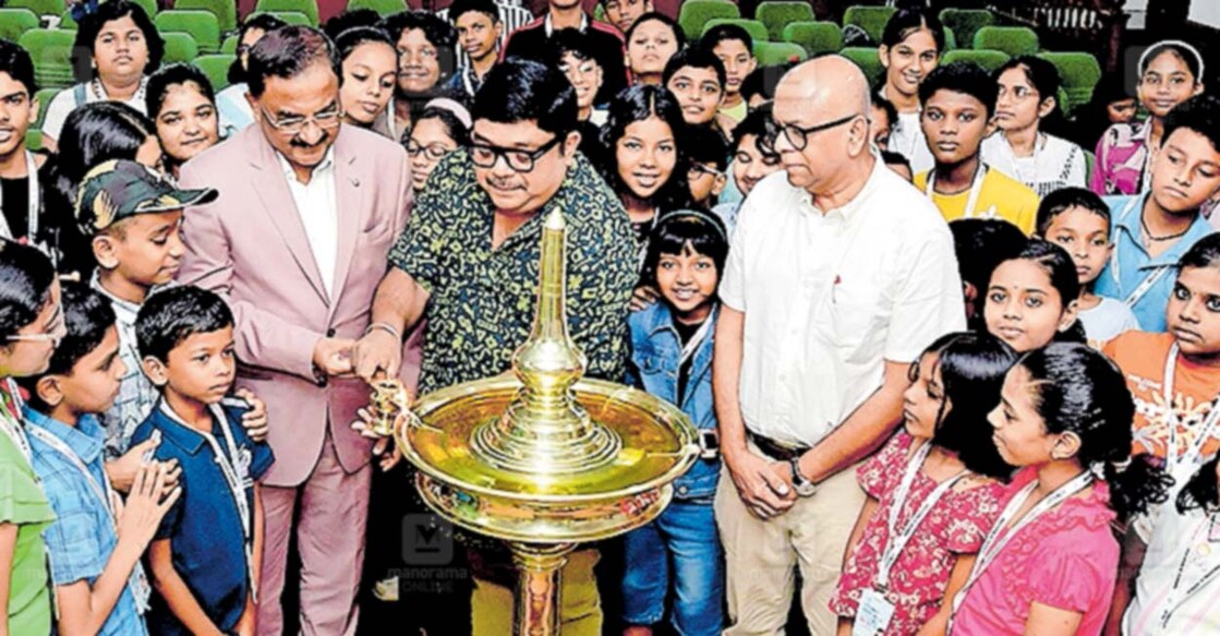 ‘ഹോർത്തൂസ് മലയാളം പാഠശാല’ അവധിക്കാല ക്യാംപ് നടനും സംവിധായകനുമായ ജോണി ആന്റണി ഉദ്ഘാടനം ചെയ്യുന്നു. കൊച്ചി ഐഎസ്എസ്ഡി ചെയർമാൻ എം.വി.തോമസ്, മലയാള മനോരമ മാർക്കറ്റിങ് വൈസ് പ്രസിഡന്റ് വർഗീസ് ചാണ്ടി എന്നിവർ സമീപം. ചിത്രം: മനോരമ