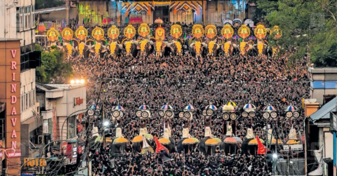thrissur-pooram-2025 തൃശൂർ പൂരത്തിൽ തിരുവമ്പാടി, പാറമേക്കാവ് വിഭാഗങ്ങൾ തെക്കേഗോപുരനടയിൽ മത്സരിച്ചു നടത്തിയ കുടമാറ്റം. ചിത്രം: വിഷ്ണു വി.നായർ / മനോരമ