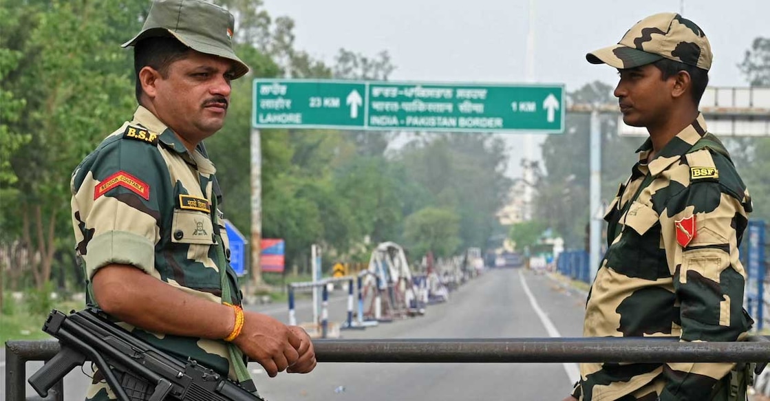 army-border വാഗ അതിർത്തിയിൽ കാവൽ നിൽക്കുന്ന ബിഎസ്എഫ് ഉദ്യോഗസ്ഥർ (Image Credit: Narinder NANU / AFP)