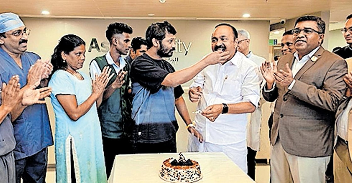 jithin-bose-vd-satheesan ആശുപത്രിയിൽ നിന്നു മടങ്ങുന്നതിനു മുൻപു ജിതിൻ കേക്ക് മുറിച്ചു പ്രതിപക്ഷനേതാവ് വി.ഡി.സതീശനു നൽകുന്നു.