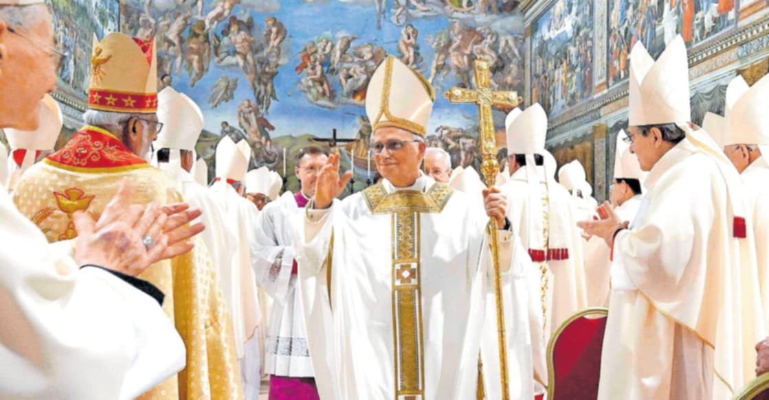 loe-pope-XIV പുതുപുഞ്ചിരി: ലിയോ പതിനാലാമൻ മാർപാപ്പ വത്തിക്കാനിലെ സിസ്റ്റീൻ ചാപ്പലിൽ വിശുദ്ധ കുർബാന അർപ്പിച്ചതിനു ശേഷം മടങ്ങുമ്പോൾ സിറോ മലബാർ സഭ കർദിനാൾ മാർ ജോർജ് ആലഞ്ചേരിയെ (ഇടത്തുനിന്നു രണ്ടാമത്) അഭിവാദ്യം ചെയ്യുന്നു. മറ്റു കർദിനാൾമാർ സമീപം.