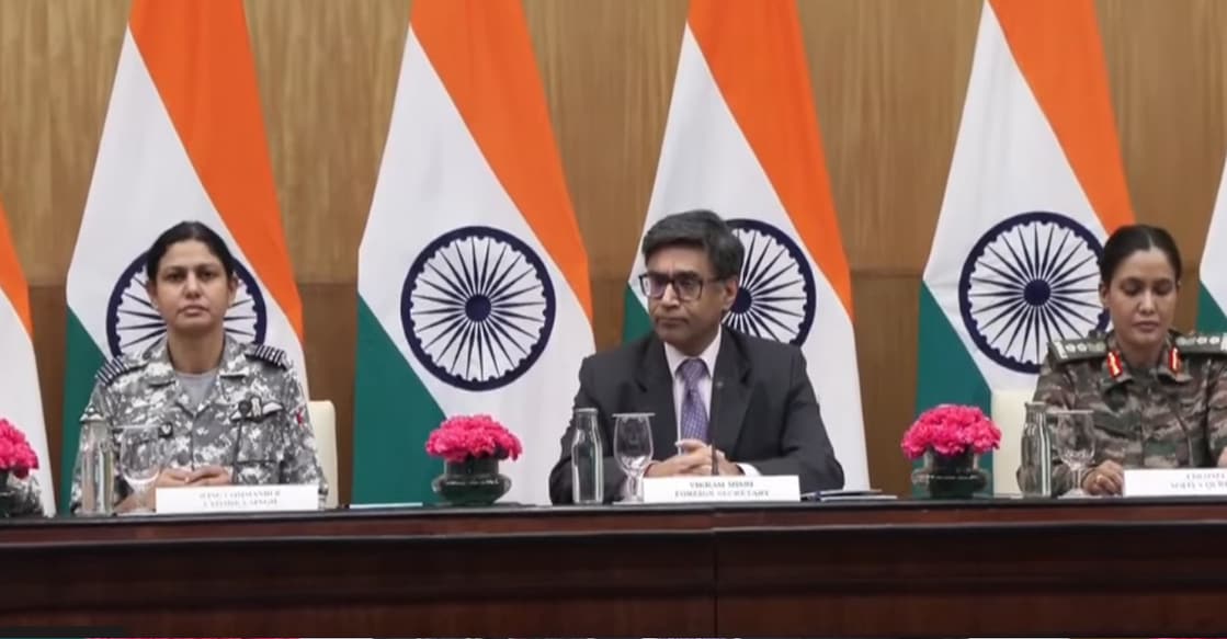 mea-press-conference-vikram-misri വിങ് കമാൻഡർ വ്യോമിക സിങ്, വിദേശകാര്യ സെക്രട്ടറി വിക്രം മിസ്രി, കേണൽ സോഫിയ ഖുറേഷി എന്നിവർ വാർത്താസമ്മേളനം നടത്തുന്നു. ചിത്രം: ANI