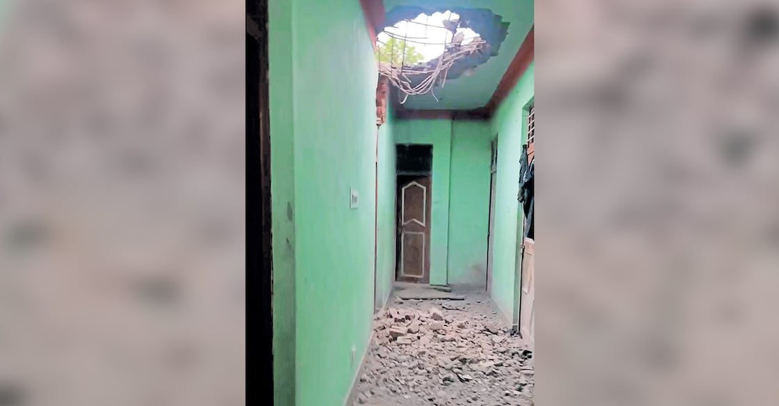 pakistan-shelling-attack-poonch പൂഞ്ചിൽ പാക്കിസ്ഥാൻ ഷെല്ലാക്രമണത്തിൽ തകർന്ന വീടിന്റെ മേൽക്കൂര.