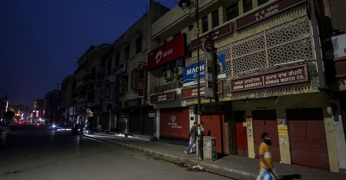 punjab-blackout ഇന്ത്യ–പാക്കിസ്ഥാൻ സംഘർഷം തുടരുന്നതിനിടെ ബ്ലാക്ക് ഔട്ട് പ്രഖ്യാപിച്ച പഞ്ചാബിലെ അമൃത്സറിൽനിന്നുള്ള ദൃശ്യം (PTI Photo/Shiva Sharma)
