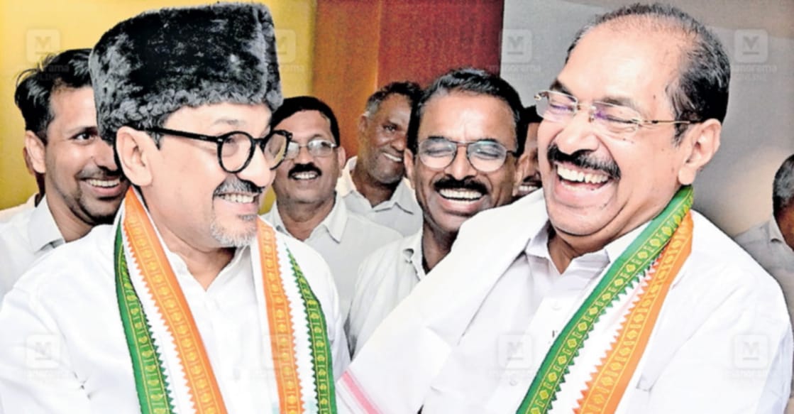ചിരിമുന്നണി... കെപിസിസി പ്രസിഡന്റായി തിരഞ്ഞെടുക്കപ്പെട്ട സണ്ണി ജോസഫ് എംഎൽഎയെ മുസ്‌ലിം ലീഗ് സംസ്ഥാന അധ്യക്ഷൻ പാണക്കാട് സാദിഖലി ശിഹാബ് തങ്ങൾ മട്ടന്നൂരിലെത്തി അനുമോദിച്ചപ്പോൾ. ചിത്രം: മനോരമ