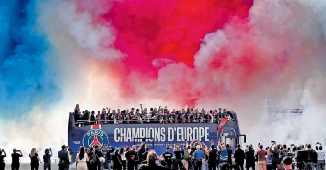 champions-league-football-victory യുവേഫ ചാംപ്യൻസ് ലീഗ് ഫുട്ബോൾ വിജയികളായ പിഎസ്ജി ടീം പാരിസിലൂടെ തുറന്ന ബസിൽ ട്രോഫിയുമായി നടത്തിയ വിക്ടറി പരേഡ്.