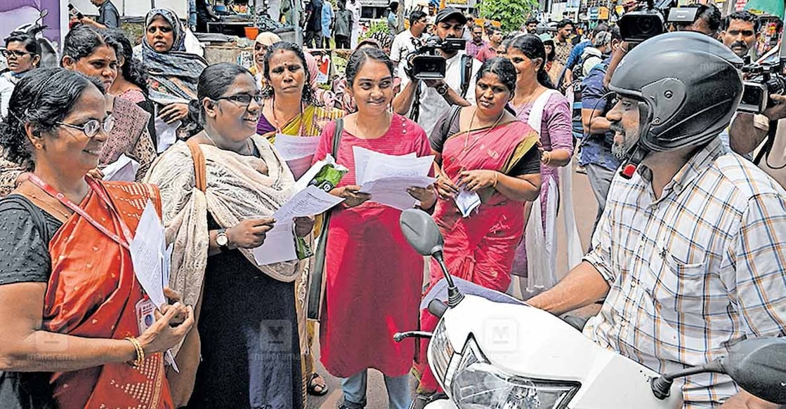 സർക്കാരിന്റെ നിലപാടിൽ പ്രതിഷേധിച്ചു കേരള ആശാ ഹെൽത്ത് വർക്കേഴ്സ് അസോസിയേഷന്റെ നേതൃത്വത്തിൽ പ്രവർത്തകർ നിലമ്പൂർ ചന്തക്കുന്നിൽ നോട്ടിസ് വിതരണം ചെയ്യുന്നു.
ചിത്രം:
മനോരമ
