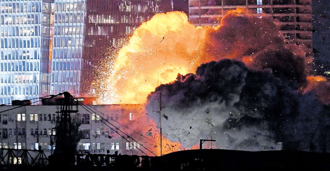 iran-attack-israel ഇറാൻ തൊടുത്ത മിസൈൽ പതിച്ച് ഇസ്രയേലിലെ ടെൽ അവീവിലുണ്ടായ സ്ഫോടനം. ചിത്രം: എപി
