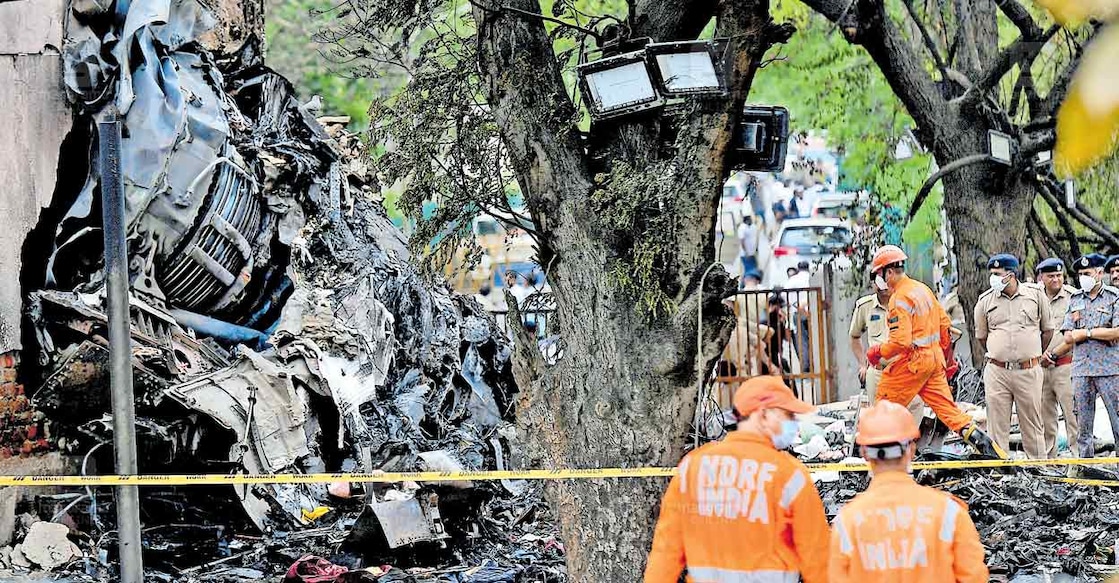 plane-crash-ahmedabad-victims അഹമ്മദാബാദിൽ ബി.ജെ. മെഡിക്കൽ കോളജ് ഹോസ്റ്റലിനു മുകളിൽ തകർന്നുവീണ എയർ ഇന്ത്യ വിമാനത്തിന്റെ എൻജിനുകളിലൊന്ന് ഹോസ്റ്റൽ ഭിത്തിയിൽ ഇടിച്ചുനിൽക്കുന്ന നിലയിൽ. ചിത്രം: ആർഎസ്. ഗോപൻ / മനോരമ