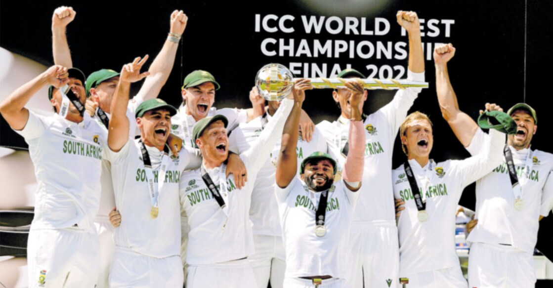ലോക ടെസ്റ്റ് ചാംപ്യൻഷിപ് ജേതാക്കളായ ദക്ഷിണാഫ്രിക്കൻ ടീം ട്രോഫിയുമായി ആഹ്ലാദത്തിൽ. 