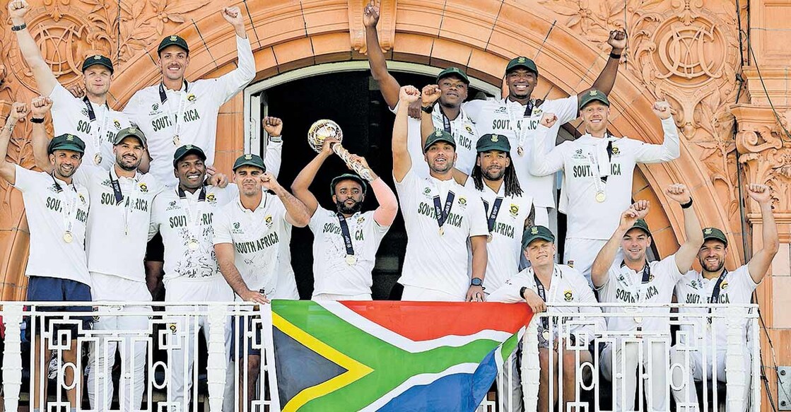 ടെസ്റ്റ് ചാംപ്യൻഷിപ് ട്രോഫിയുമായി ദക്ഷിണാഫ്രിക്കൻ ടീം ലോഡ്സ് സ്റ്റേഡിയത്തിന്റെ ബാൽക്കണിയിൽ.  
