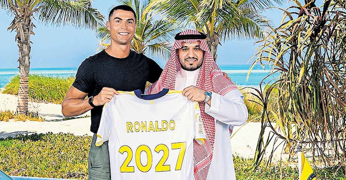 2027 വരെയുള്ള കരാർ ഒപ്പിട്ടതിനു ശേഷം ക്രിസ്റ്റ്യാനോ റൊണാൾഡോ അൽ നസ്ർ ക്ലബ് ചെയർമാൻ അബ്ദുല്ല അൽമജീദിന് ഒപ്പം.