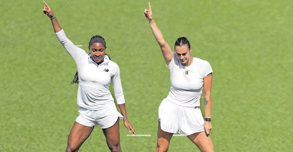 വിമ്പിൾഡൻ ടെന്നിസ് ടൂർണമെന്റിന് ഒരുക്കമായുള്ള പരിശീലനത്തിനിടെ കോർട്ടിൽ ‍ഡാൻസ് ചെയ്യുന്ന യുഎസ് താരം കൊക്കോ ഗോഫും (ഇടത്) ബെലാറൂസ് താരം അരീന സബലേങ്കയും

