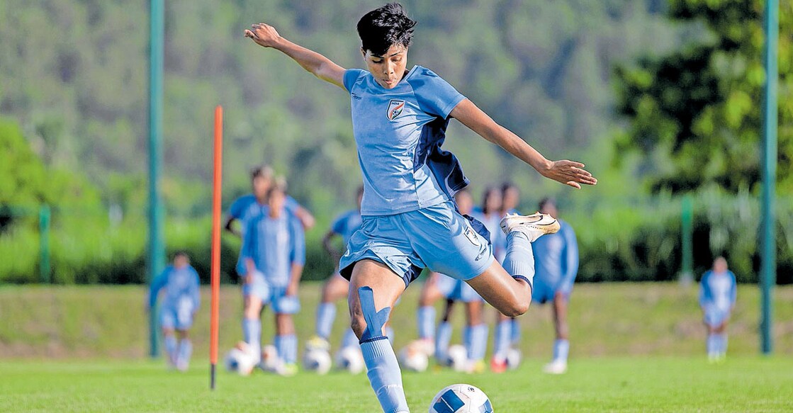 ഇന്ത്യൻ ടീമംഗം സംഗീത ബസ്ഫോർ 
പരിശീലനത്തിൽ 