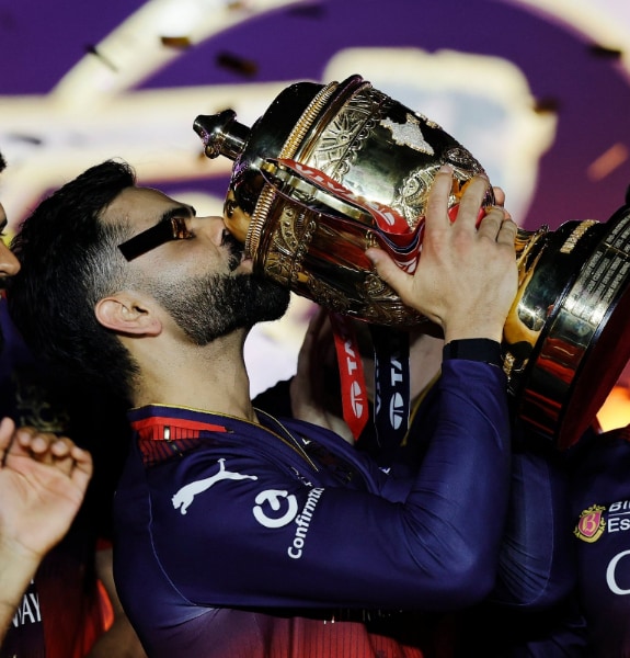 kohli-kiss