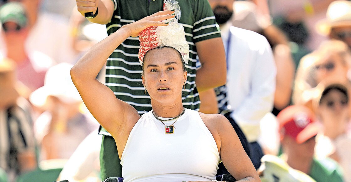 കനത്ത ചൂടുമൂലം മത്സരത്തിനിടെ തലയിൽ ഐസ് ബാഗ് വയ്ക്കുന്ന 
അരീന സബലേങ്ക.