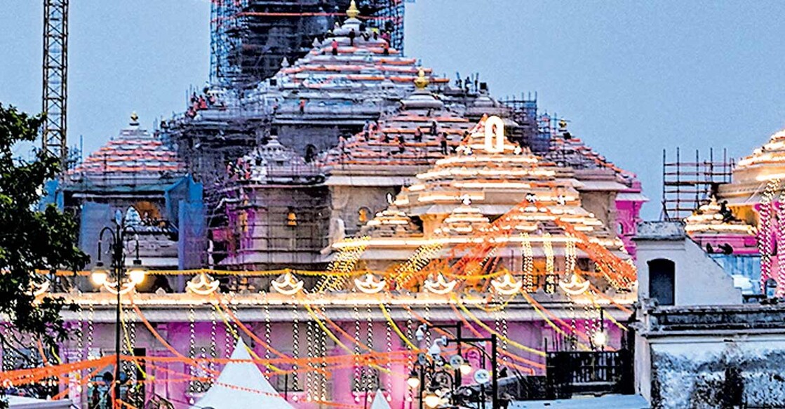 ayodhya-temple-ram-darbar-consecration-ceremony രാം ദർബാറിന്റെ പ്രാണ പ്രതിഷ്ഠയുടെ ഭാഗമായി അയോധ്യയിലെ ശ്രീരാമ ക്ഷേത്രം ദീപാലംകൃതമായപ്പോൾ.
