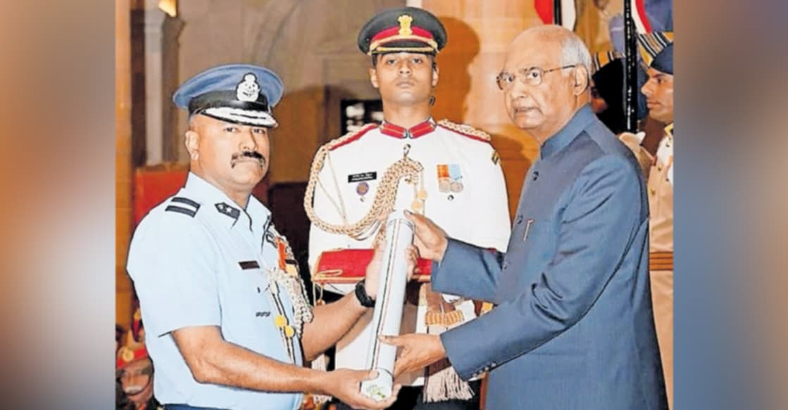 AirMarshalGeorgeThomas അതിവിശിഷ്ട സേവാ മെഡൽ 2019ൽ രാഷ്ട്രപതി റാം നാഥ് കോവിന്ദിൽനിന്ന് ജോർജ് തോമസ് സ്വീകരിക്കുന്നു (ഇന്ത്യൻ എയർഫോഴ്സിന്റെ ഔദ്യോഗിക ഫെയ്സ്ബുക് പേജിൽ നിന്നുള്ള ചിത്രം).