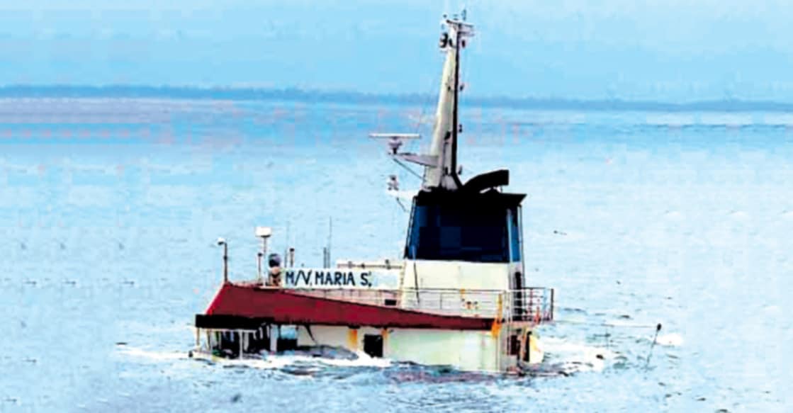 old-ship-mv-maria-s കൊച്ചിക്കു സമീപം പുറങ്കടിൽ മരിയ എസ് കപ്പൽ മുങ്ങുന്നു. (ഫയൽചിത്രം)