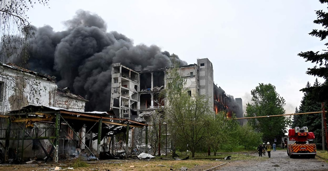 russia-attack-on-ukraine യുക്രെയ്നിൽ റഷ്യയുടെ കനത്ത ഡ്രോൺ ആക്രമണത്തിൽ തകർന്ന കെട്ടിടത്തിൽ നിന്ന് പുക ഉയരുന്നു. (Photo by SERGEY BOBOK / AFP)