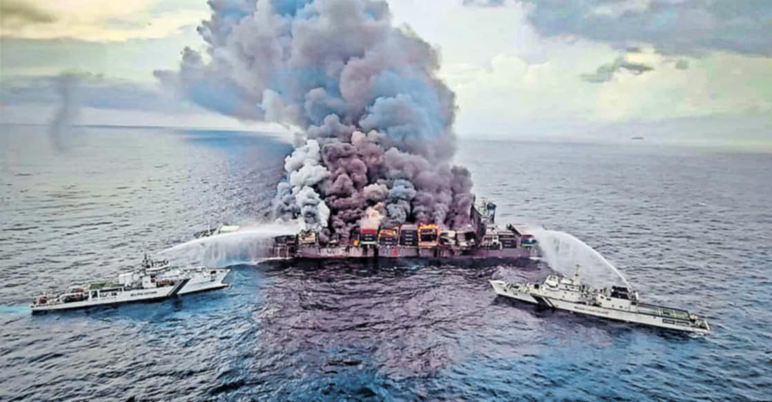 wan-hai-ship-fire-rescue-operation തീപിടിച്ച വാൻ ഹയി 503 കപ്പലിലെ തീയണയ്ക്കാൻ ശ്രമിക്കുന്ന കോസ്റ്റ് ഗാർഡ് കപ്പലുകളായ സചേതും സമുദ്രപ്രഹരിയും.