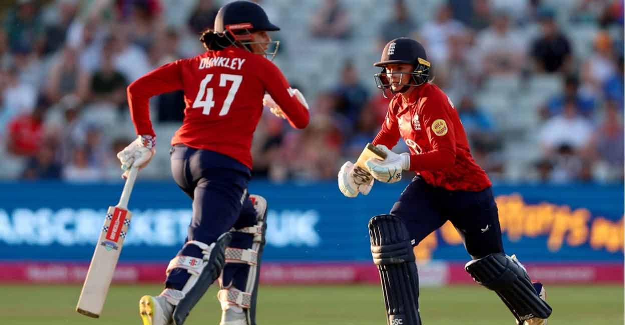 ആവേശം അവസാന പന്തുവരെ; ഇന്ത്യ ചെലുത്തിയ അതിസമ്മർദ്ദത്തിനിടെ സിംഗിളെടുത്ത് ഇംഗ്ലണ്ടിനെ വിജയത്തിലെത്തിച്ച് സോഫി!