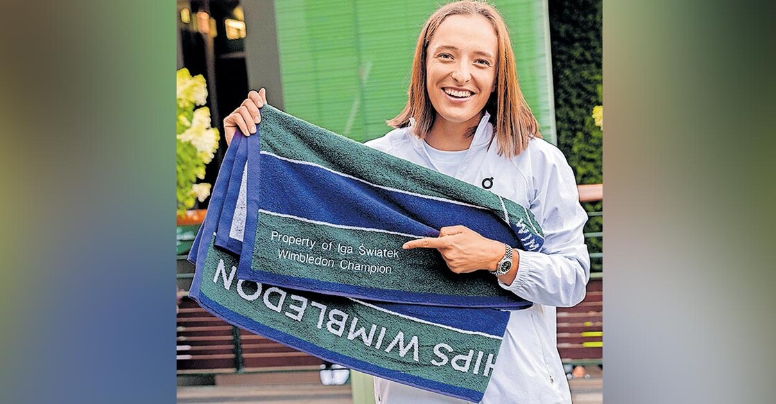 സമ്മാനമായി ലഭിച്ച 
ടവലുമായി
ഇഗ. വിമ്പിൾഡൻ എക്സിൽ പങ്കുവച്ച 
ചിത്രം.