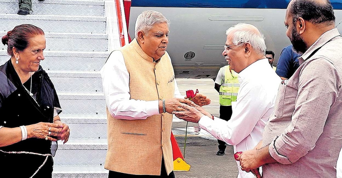 സുസ്വാഗതം: ഉപരാഷ്ട്രപതി ജഗ്ദീപ് ധൻകറെയും ഭാര്യ ഡോ. സുദേഷ് ധൻകറെയും കൊച്ചി വിമാനത്താവളത്തിൽ ഗവർണർ രാജേന്ദ്ര ആർലേക്കർ സ്വീകരിക്കുന്നു. മന്ത്രി പി. രാജീവ് സമീപം.  
