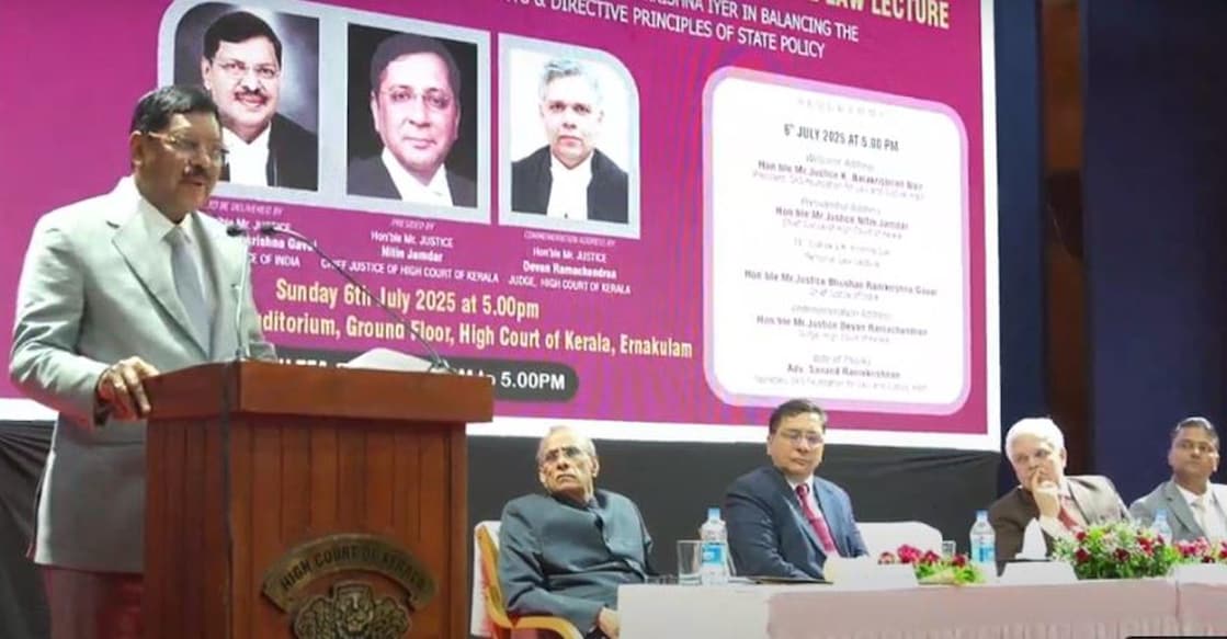 സുപ്രീം കോടതി ചീഫ് ജസ്റ്റിസ് ബി.ആർ.ഗവായ് ജസ്റ്റിസ് വി.ആർ.കൃഷ്ണയ്യർ സ്മാരക പ്രഭാഷണം നടത്തുന്നു. കേരള ഹൈക്കോടതി ചീഫ് ജസ്റ്റിസ് നിതിൻ ജാംദാർ, ജസ്റ്റിസ് ദേവൻ രാമചന്ദ്രൻ, റിട്ട. ജസ്റ്റിസ് കെ.ബാലകൃഷ്ണൻ നായർ, അഡ്വ. സാനന്ദ് രാമകൃഷ്ണൻ എന്നിവർ വേദിയിൽ (Photo: Special Arrangement)

