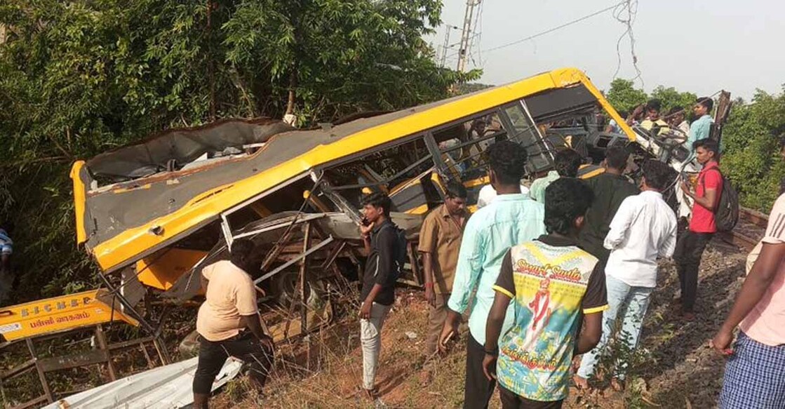 ട്രെയിൻ സ്കൂൾ ബസിലേക്ക് ഇടിച്ചുകയറി; അഞ്ച് വിദ്യാർത്ഥികൾക്ക് ദാരുണാന്ത്യം