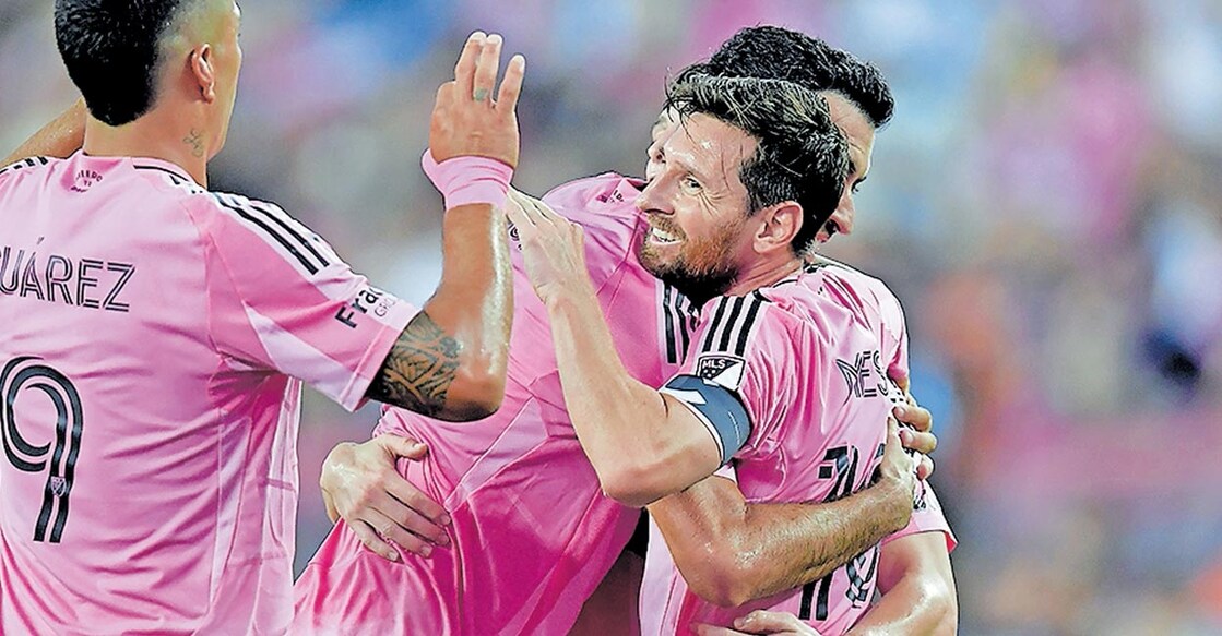 മത്സരത്തിൽ രണ്ടാം ഗോൾ നേടിയ ലയണൽ മെസ്സിയെ അഭിന്ദിക്കുന്ന സഹതാരങ്ങൾ. 