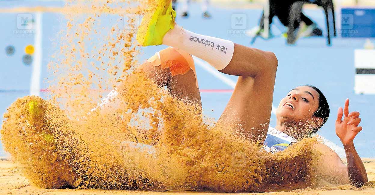 ദേശീയ സീനിയർ അത്‍ലറ്റിക്സ് വനിതാ ട്രിപ്പിൾ ജംപിൽ സാന്ദ്ര ബാബുവിന് സ്വർണം; അലീന സജിക്ക് വെള്ളി