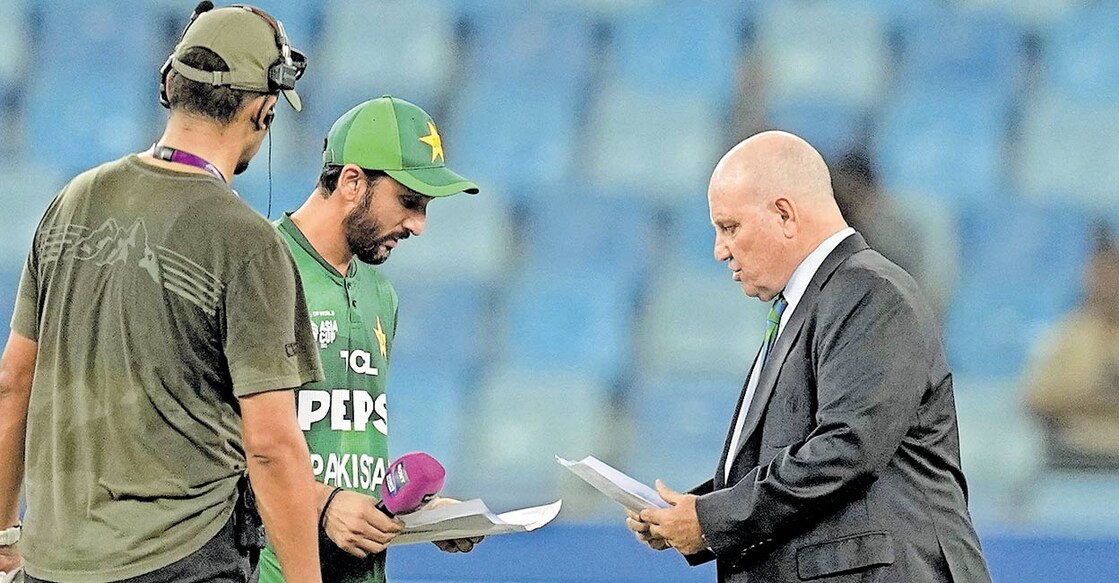 പാക്കിസ്ഥാൻ– യുഎഇ മത്സരത്തിന്റെ ടോസിനിടെ പാക്ക് ക്യാപ്റ്റൻ സൽമാൻ ആഗയും മാച്ച് റഫറി ആൻഡി പൈക്റോഫ്റ്റും.
