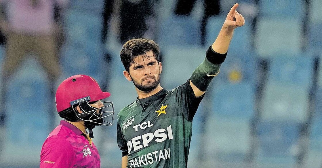 യുഎഇ ബാറ്റർ അലിഷാൻ ഷറഫുവിനെ പുറത്താക്കിയ പാക്ക് പേസർ ഷഹീൻ അഫ്രീദിയുടെ ആഹ്ലാദം.